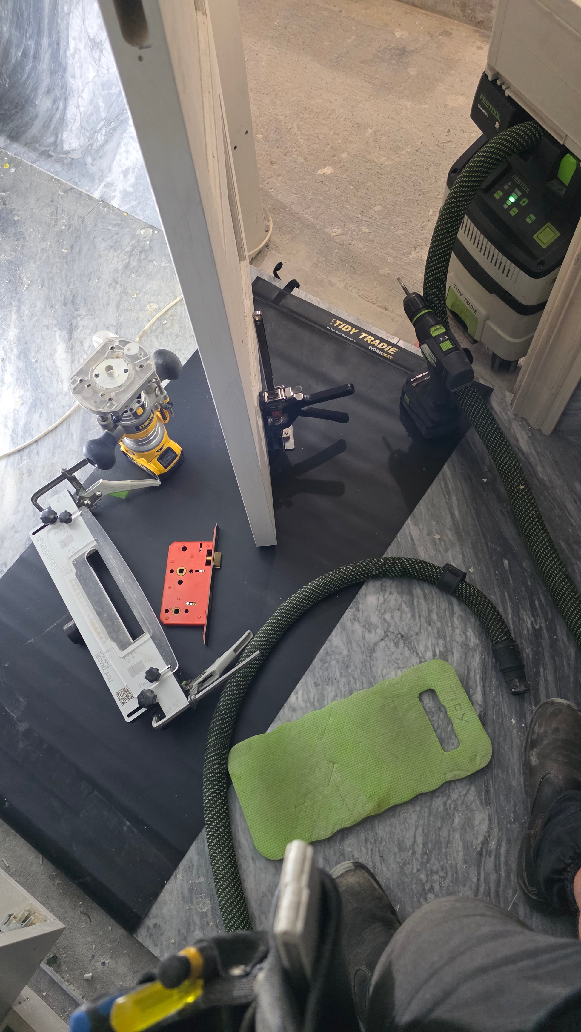 New TIDY TRADIE Work Mat 2.0 medium size protecting the marble floor.